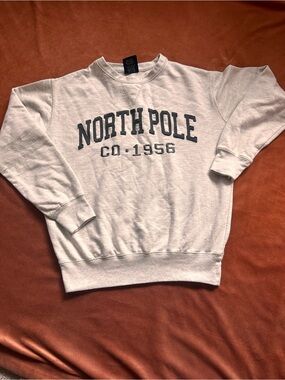 Prairie Mountain Women’s Christmas Hoodie North Pole Light Gray Sweatshirt